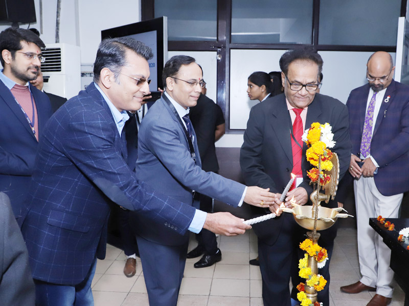 management-summit-2020-eminent-guest-lamp-light-1 lloyd Business School